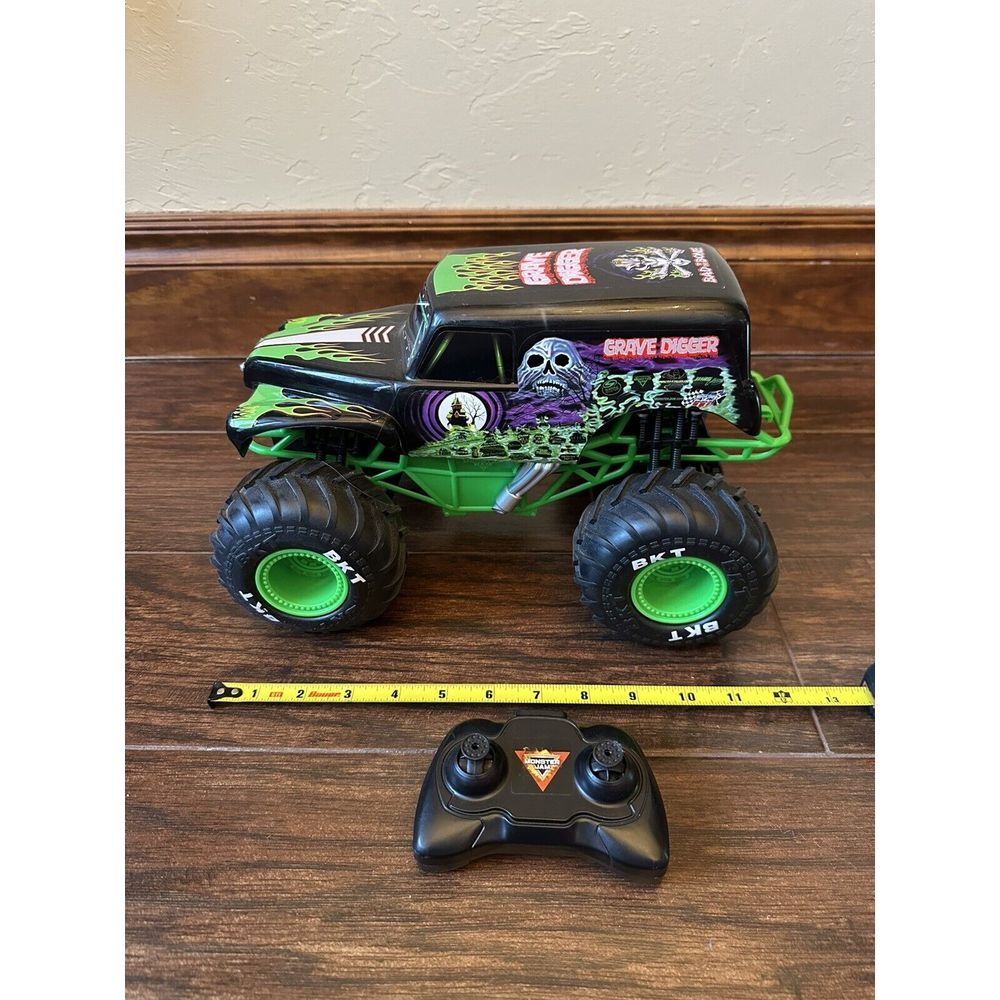 Monster Jam Grave Digger RC Truck + Remote-Needs New Rechargeable Battery‎